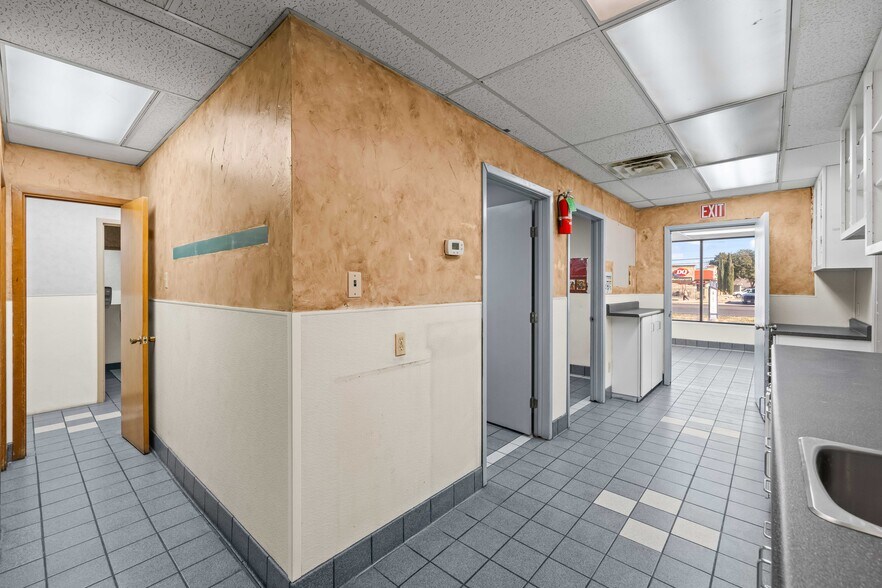 More Photos Of 7902 Slide Rd, Lubbock Veterinarian Kennel For Lease