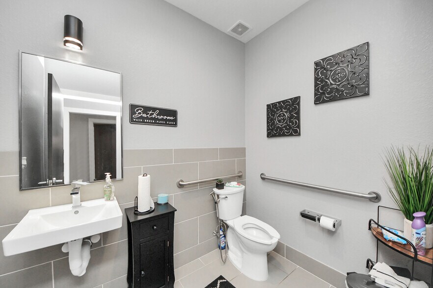 More Photos Of 800 Bonaventure Way, Sugar Land Medical For Sale