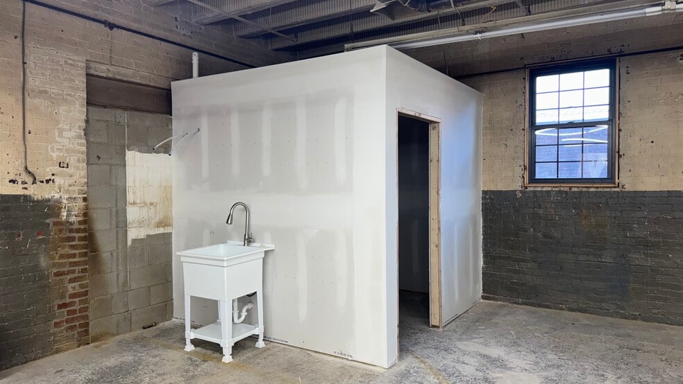 More Photos Of 918 Rickenbach St, Pittsburgh Distribution For Lease