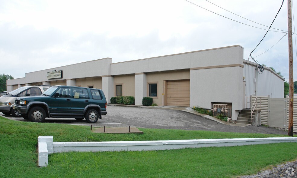 More Photos Of 4311-4343 Merriam Dr, Overland Park Manufacturing For Lease