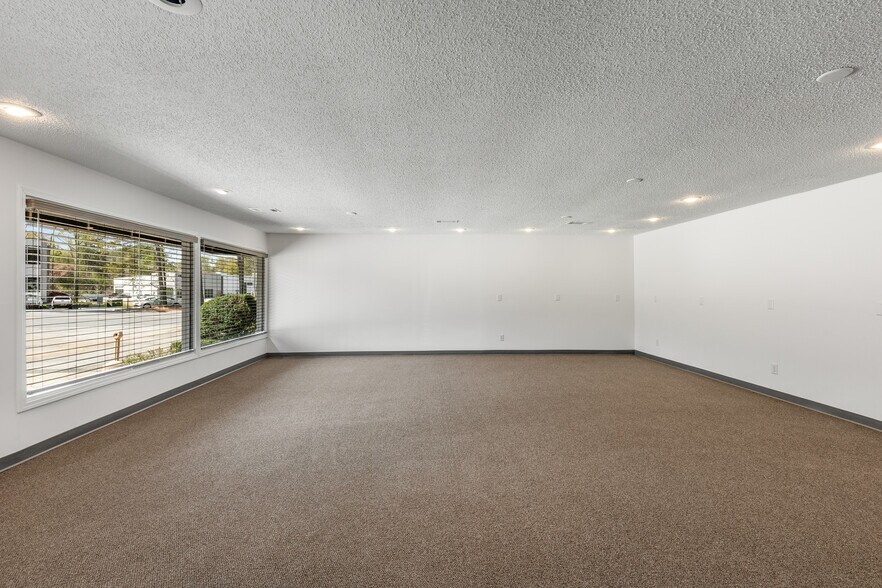 More Photos Of 13950 Veterans Memorial Hwy, Winston Warehouse For Sale