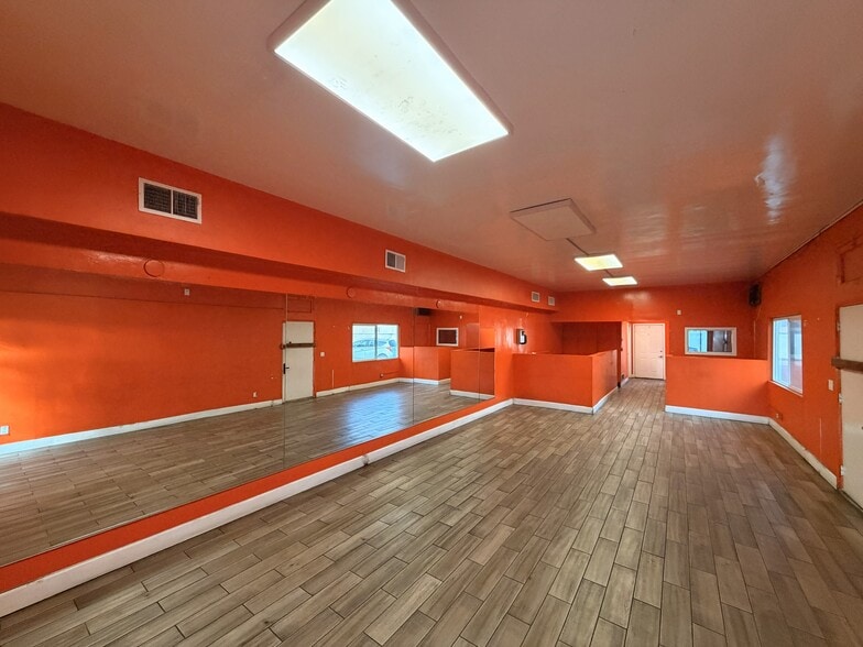 More Photos Of 333 W 17th St, Santa Ana Freestanding For Lease