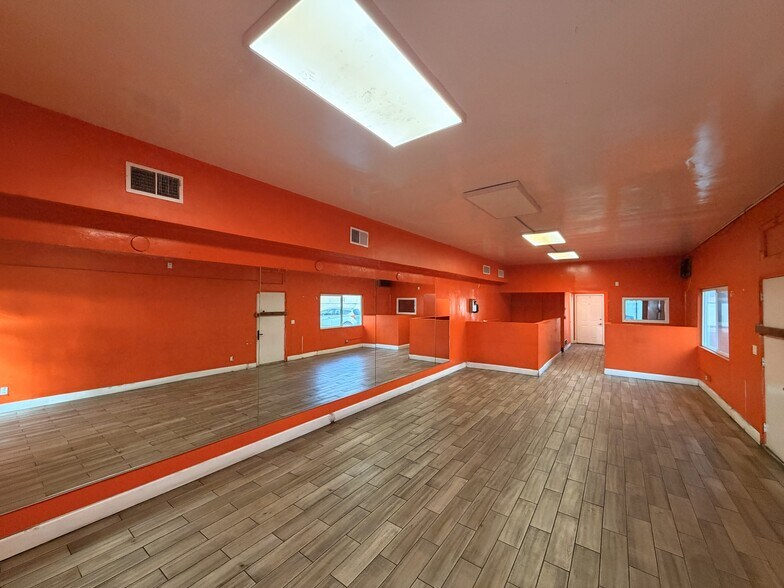 More Photos Of 333 W 17th St, Santa Ana Freestanding For Lease