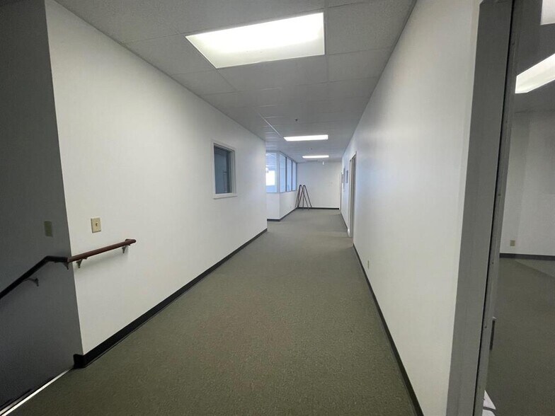 More Photos Of 221 W 44th St, Kearney Showroom For Lease