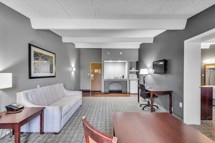 More Photos Of 1907 N Cunningham Ave, Urbana Hotel For Sale