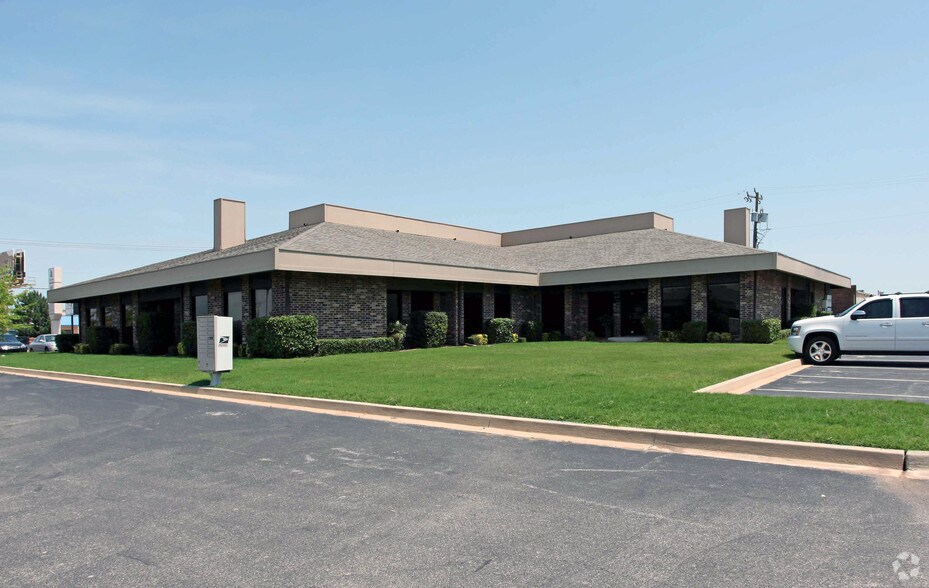 More Photos Of 510 E Memorial Rd, Oklahoma City Unknown For Lease