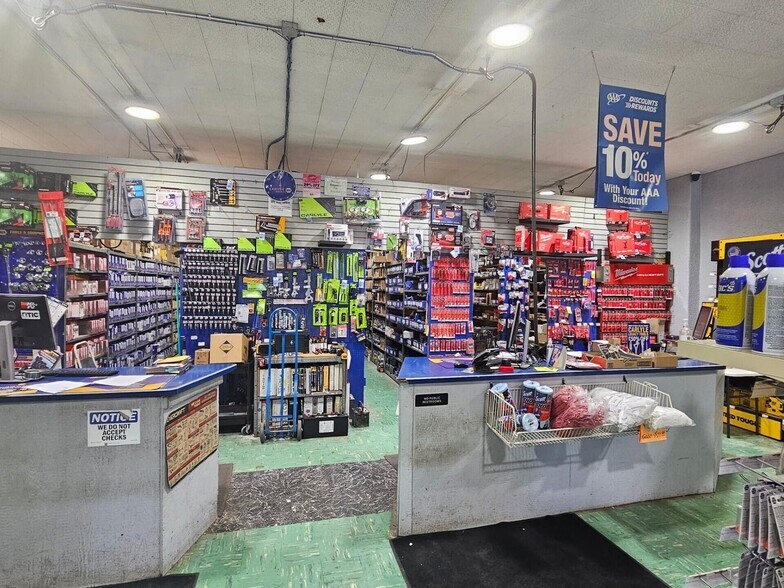 More Photos Of 646 SW Palmain Pl, Madras Storefront For Sale
