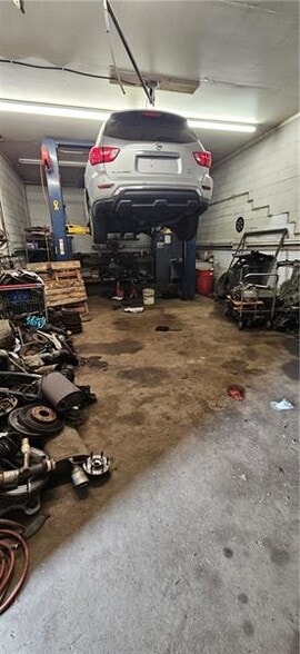 More Photos Of 340 Industrial Blvd, New Kensington Warehouse For Sale