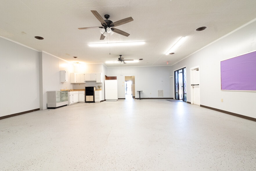 More Photos Of 2006 Maple Ave, Burlington Flex For Sale