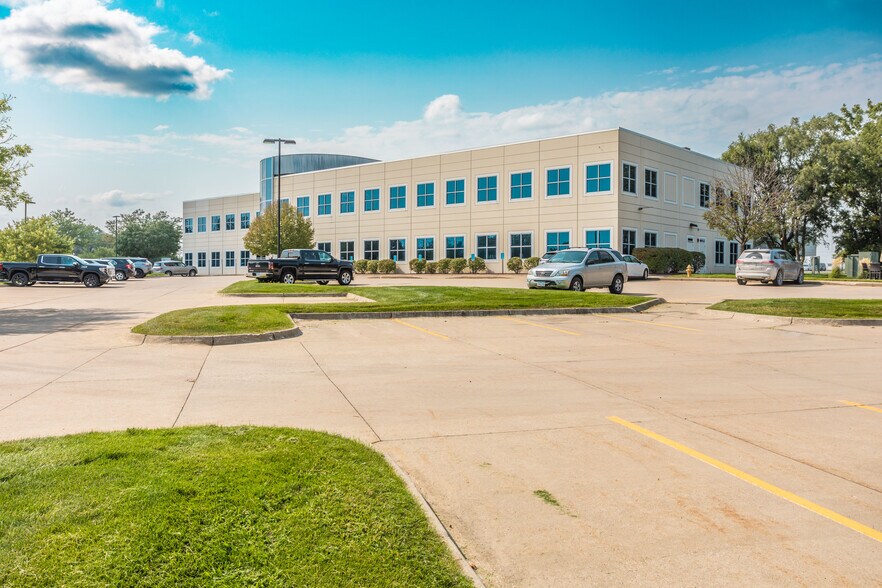 More Photos Of 4135 NW Urbandale Dr, Urbandale Office For Sale