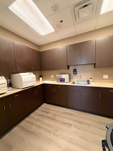 More Photos Of 250 E Basse Rd, San Antonio Medical For Lease