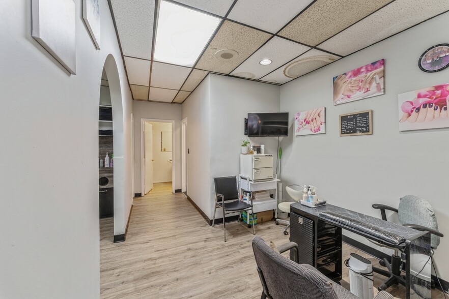 More Photos Of 917 Hempstead Tpke, Franklin Square Storefront For Sale