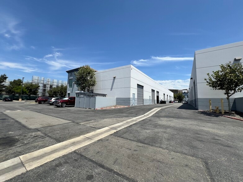 More Photos Of 10557 Juniper Ave, Fontana Warehouse For Lease