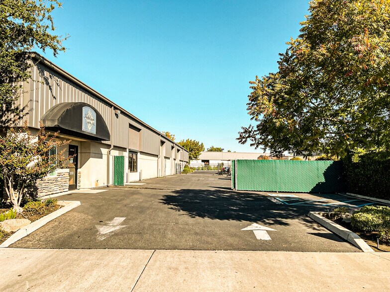 More Photos Of 4965 E Pontiac Way, Fresno Warehouse For Lease