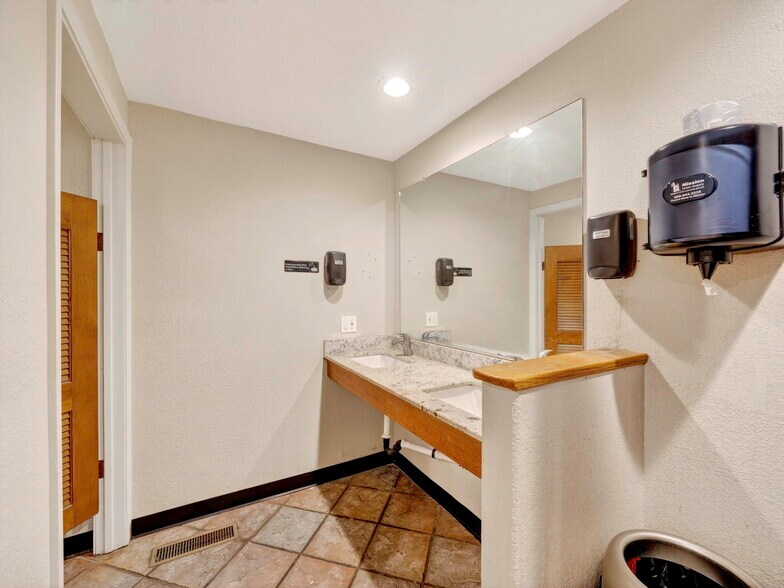 More Photos Of 16451 Golf rd, Cobb Golf Course Driving Range For Lease