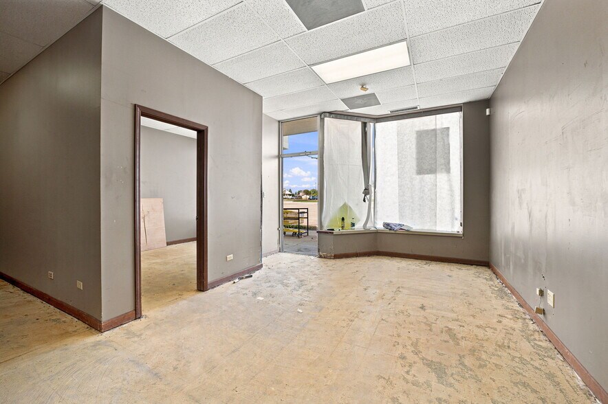 More Photos Of 692 Theodore St, Joliet Storefront For Lease