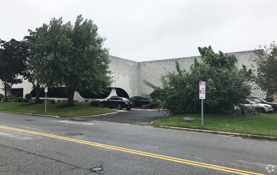 More Photos Of 40 Seaview Blvd, Port Washington Flex For Lease