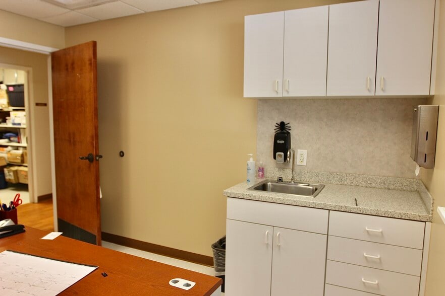 More Photos Of 650 34th St S, Saint Petersburg Medical For Sale