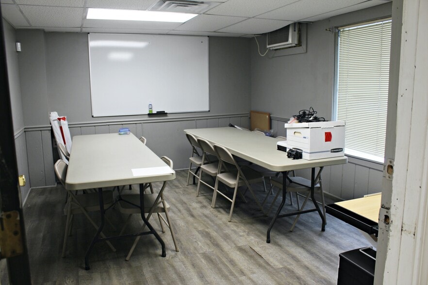 More Photos Of 6455 Massachusetts Ave, Indianapolis Flex For Lease