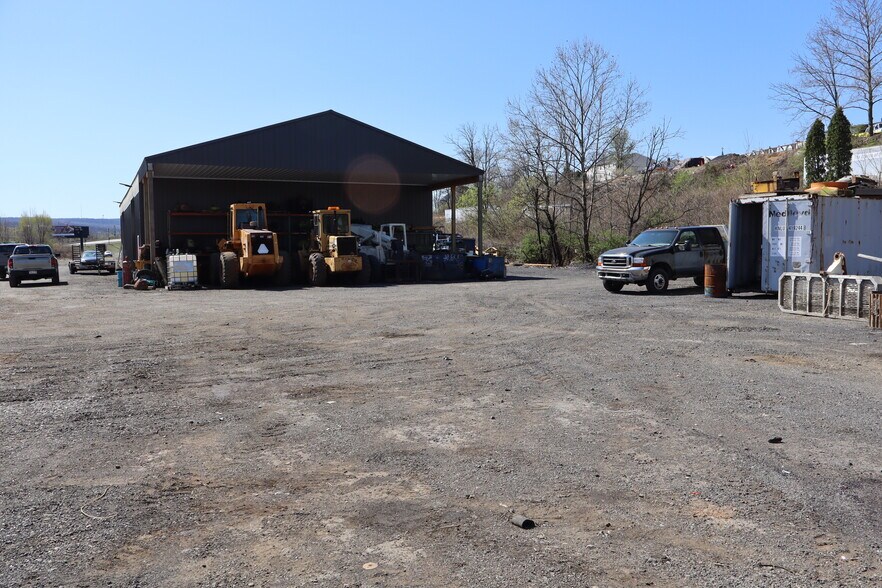 More Photos Of Catasauqua Ave., Whitehall Warehouse For Lease