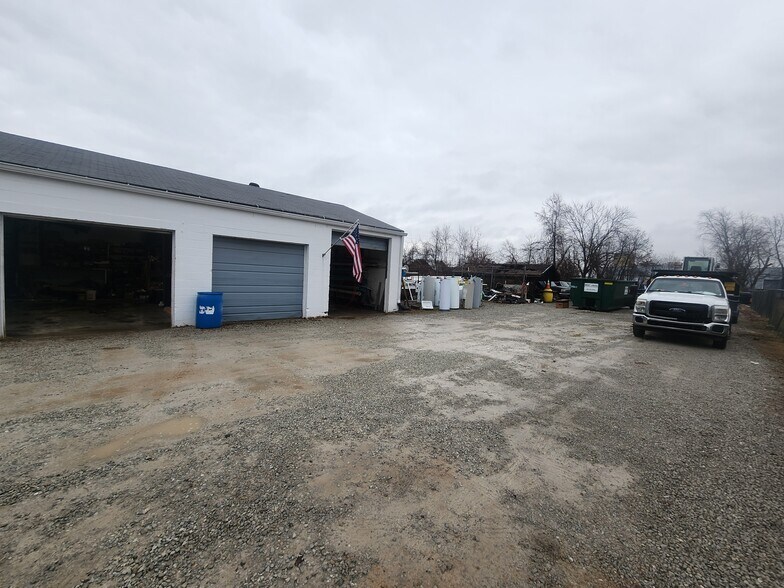 More Photos Of 217 Steedly Dr, Louisville Light Distribution For Sale