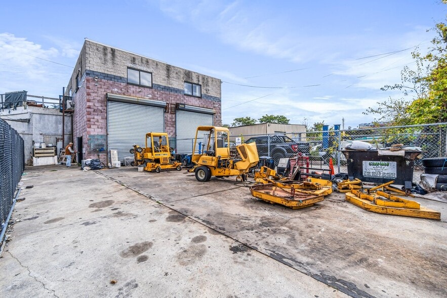 More Photos Of 75 Windsor Ave, Mineola Warehouse For Sale