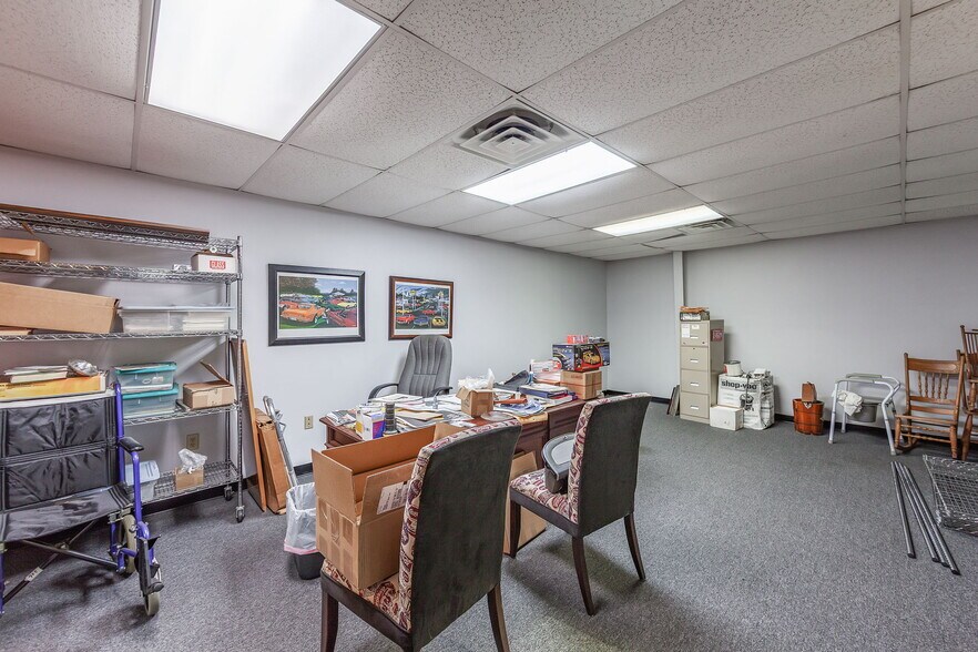 More Photos Of 39 N Madison Dr, Humboldt Showroom For Sale