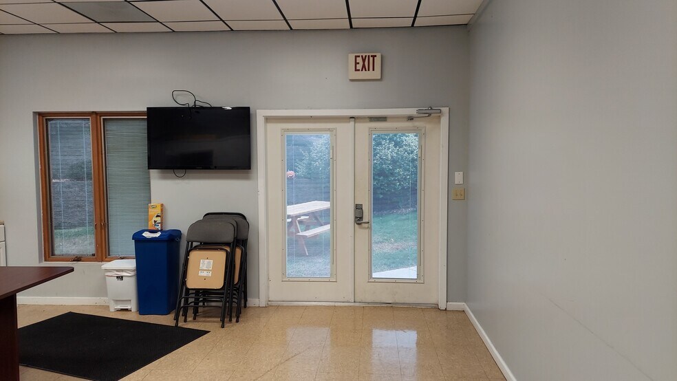 More Photos Of 33 Basin Rd, West Hurley Medical For Lease