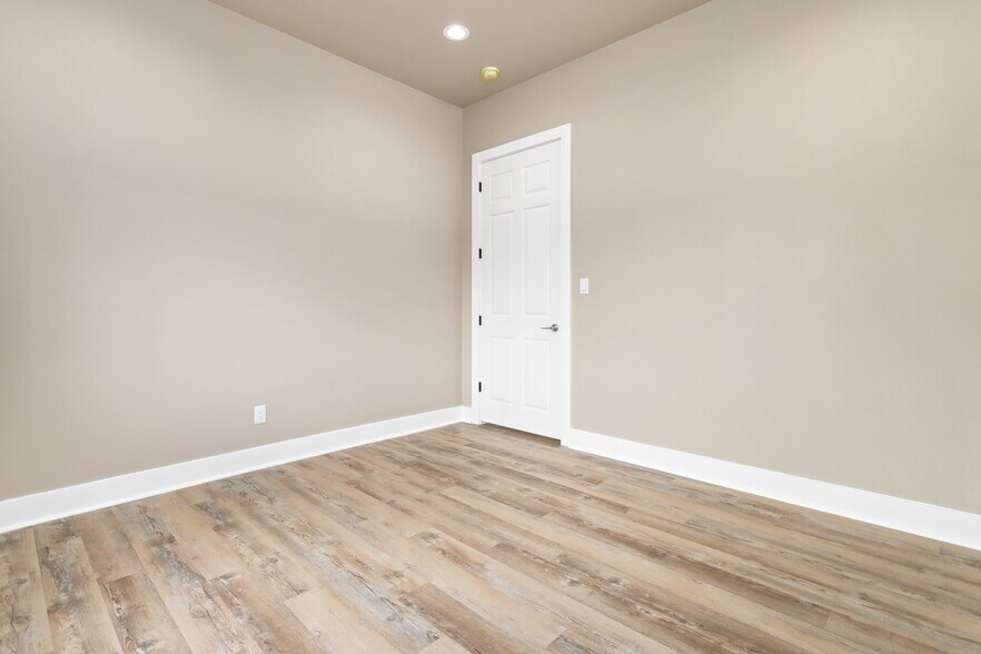 More Photos Of 1750 Cardinal dr, Beaumont Flex For Sale
