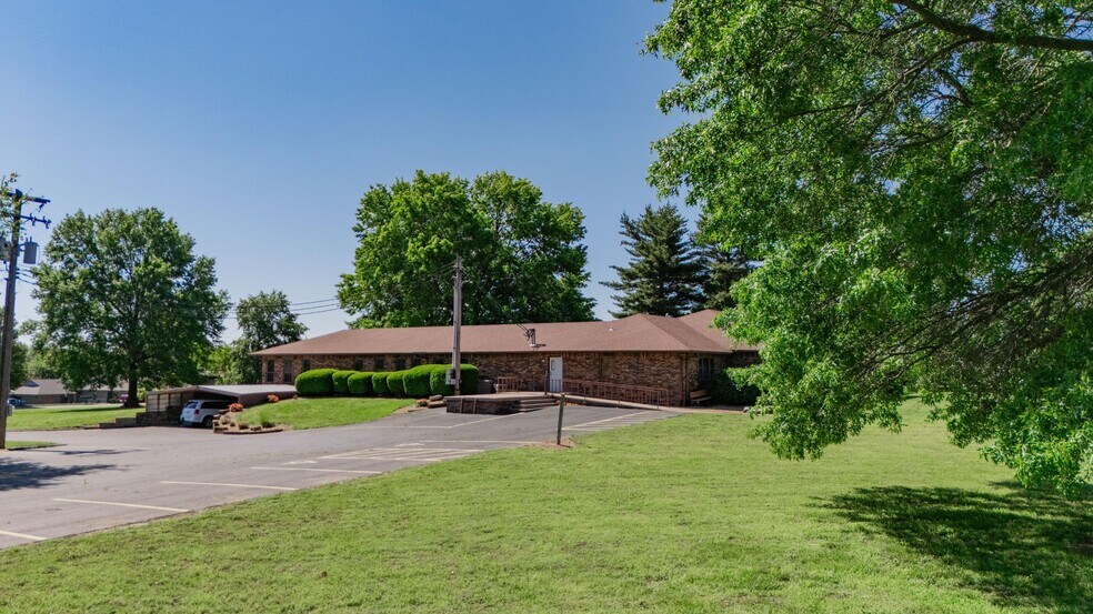 More Photos Of 807 N Briarwood Dr, Bolivar Assisted Living For Sale