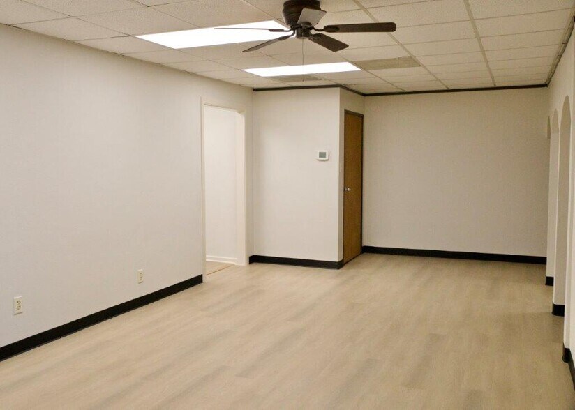 More Photos Of 9818 Whithorn Dr, Houston Office For Sale