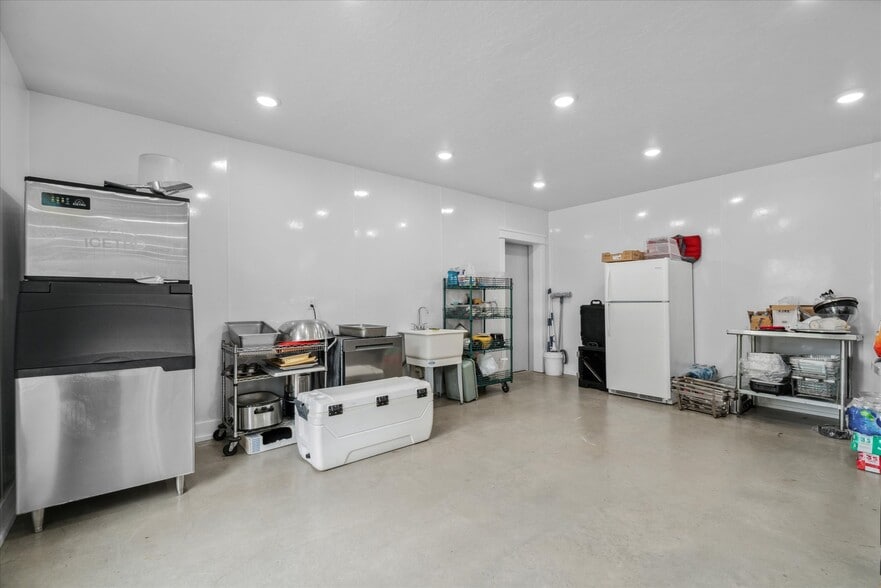 More Photos Of 1972 FM 857, Grand Saline Trailer Camper Park For Sale