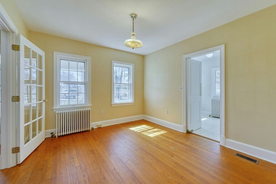 More Photos Of 121 N Hatcher Ave, Purcellville Office For Sale