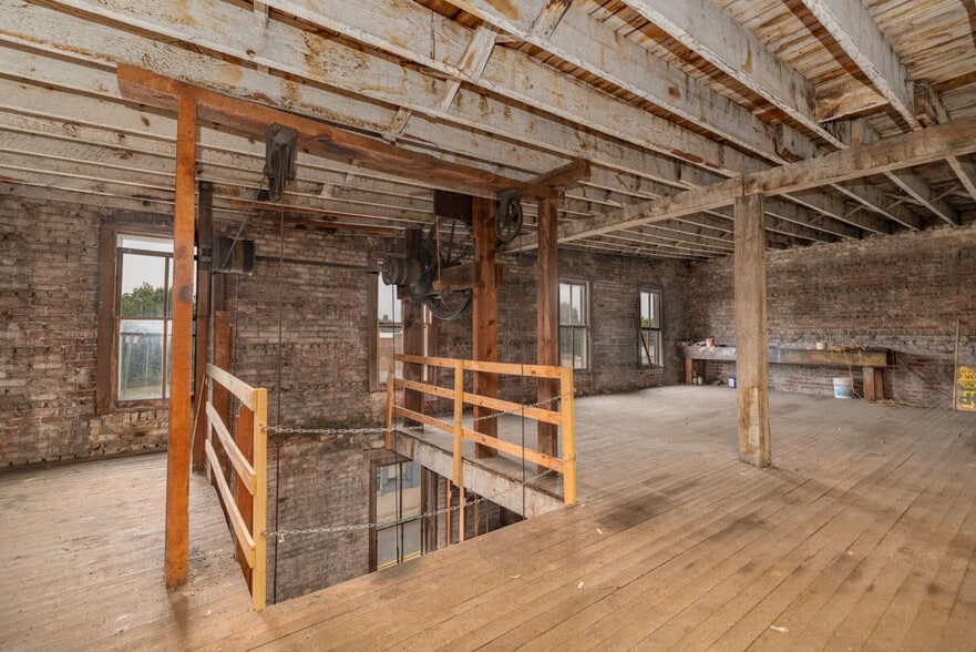 More Photos Of 1801 Main, Victoria General Retail For Sale