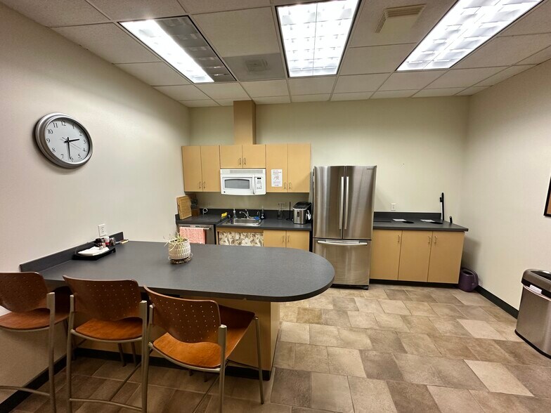 More Photos Of 3636 NE Broadway St, Portland Office For Sale