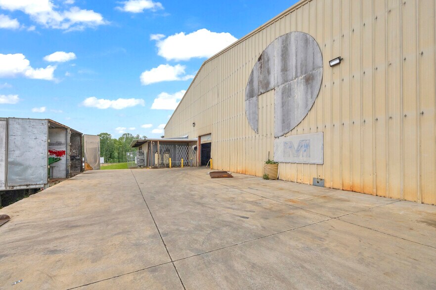 More Photos Of 252 Komplex Dr, Carnesville Warehouse For Sale