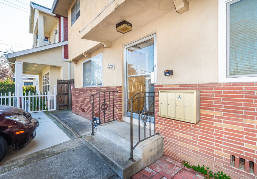 More Photos Of 2208 25th St, Sacramento Apartments For Sale