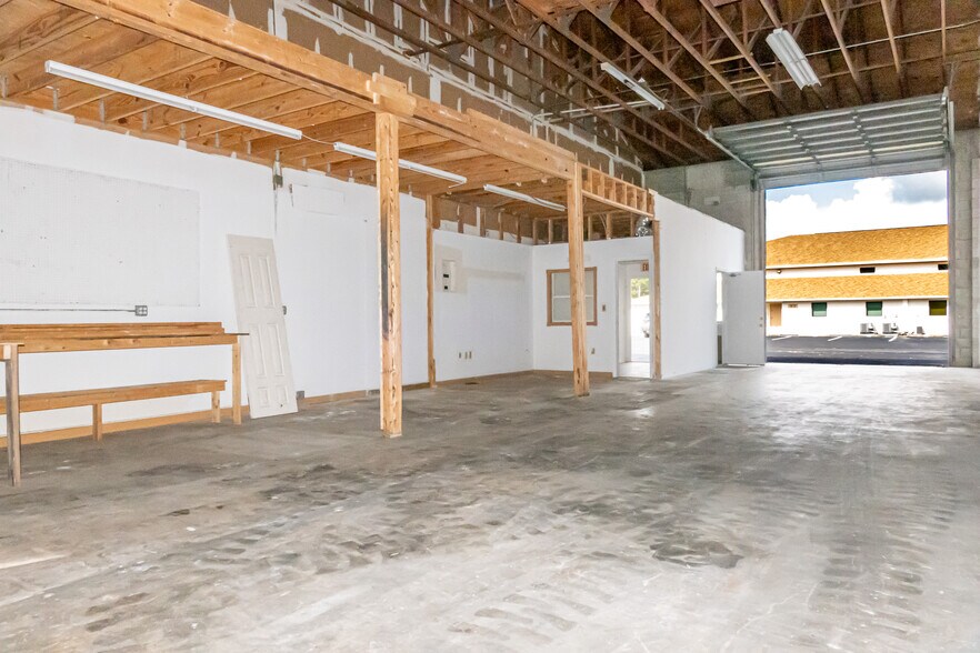More Photos Of 1053 SE Holbrook Ct, Port Saint Lucie Warehouse For Lease