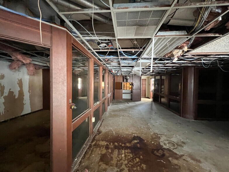 More Photos Of 100 N Main St, Corsicana Office Residential For Sale