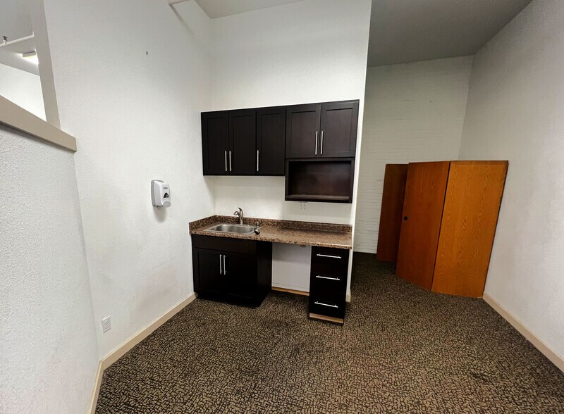 More Photos Of 604 Lafayette St, Waterloo Office For Sale