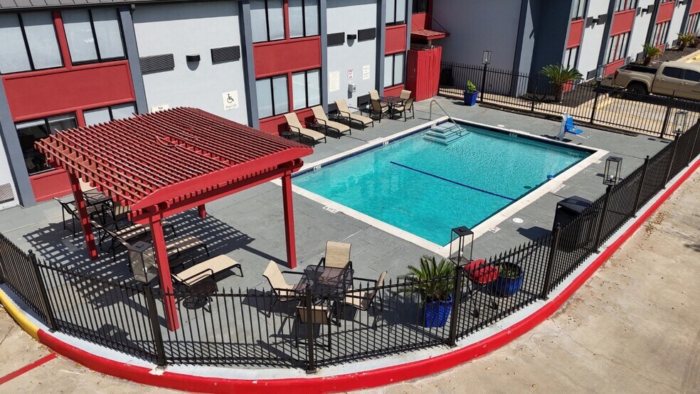 More Photos Of 889 W Bay Area Blvd, Webster Hotel For Sale