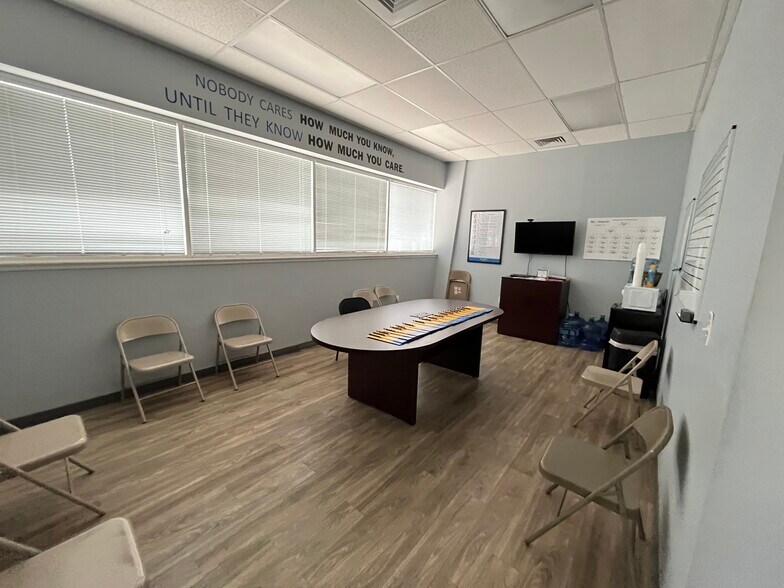 More Photos Of 7901 Benjamin Rd, Tampa Light Distribution For Sale