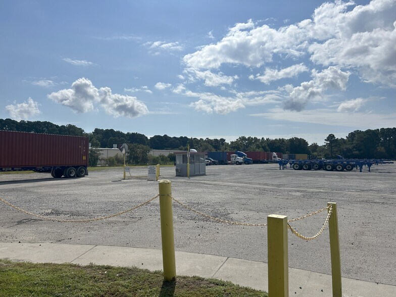 More Photos Of 472 Long Point Rd, Mount Pleasant Truck Terminal For Lease