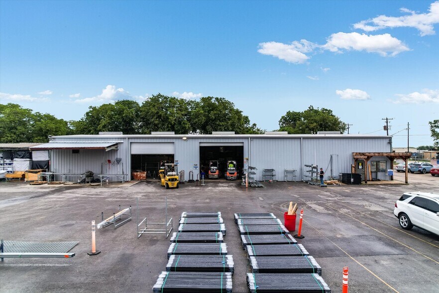 More Photos Of 9520 Brown Ln, Austin Warehouse For Lease