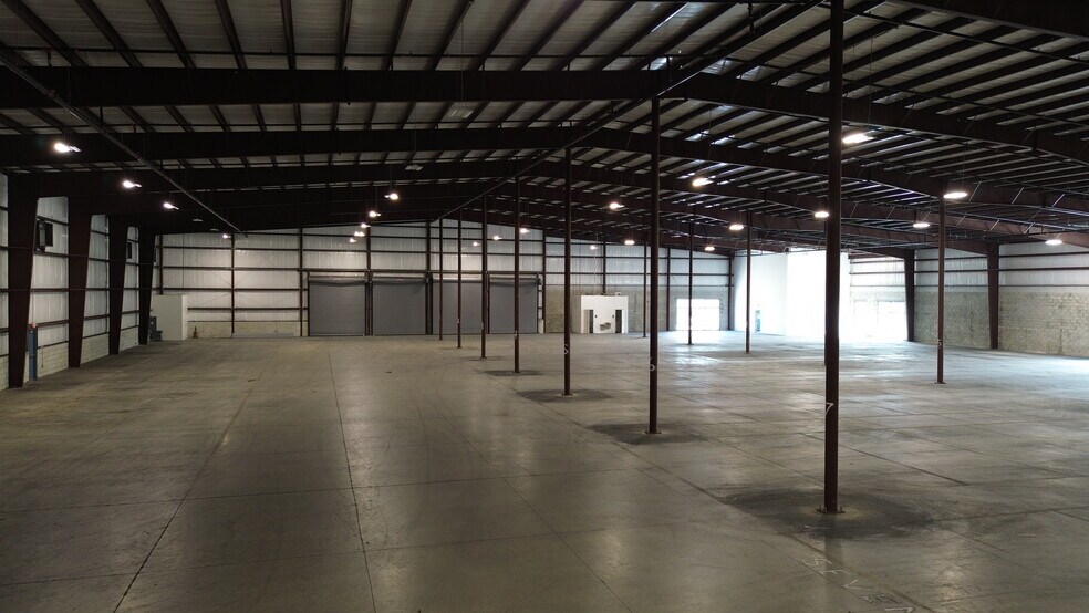 More Photos Of 3641 Ironbridge Blvd, Fort Myers Distribution For Lease