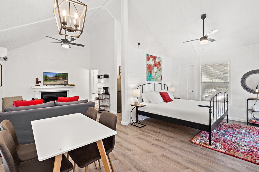 More Photos Of 104 Scudder Ln, Wimberley Hotel For Sale