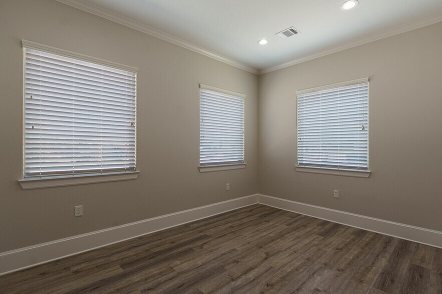 More Photos Of 19539 Champion Forest Dr, Spring Medical For Sale