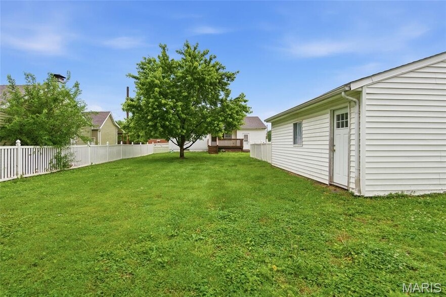More Photos Of 5912 N Belt W, Belleville Flex For Sale