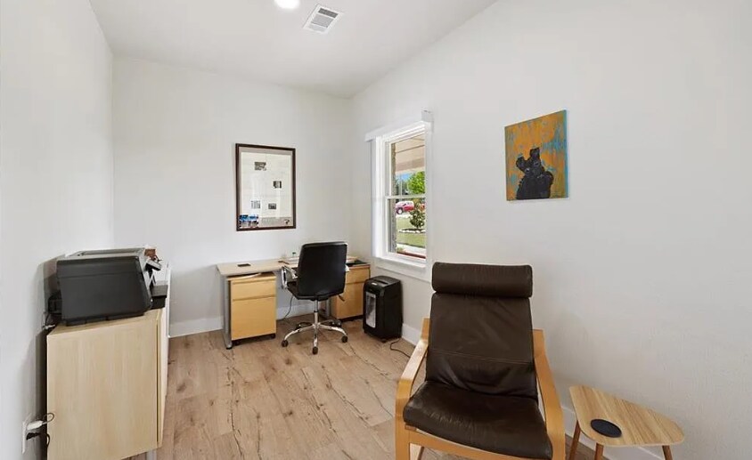 More Photos Of 296-300 Carmel Creekside Dr, Hutto Office Residential For Lease