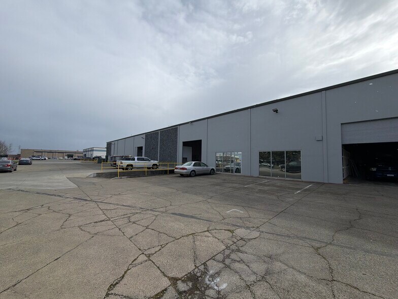 More Photos Of 8640-8670 23rd Ave, Sacramento Warehouse For Lease